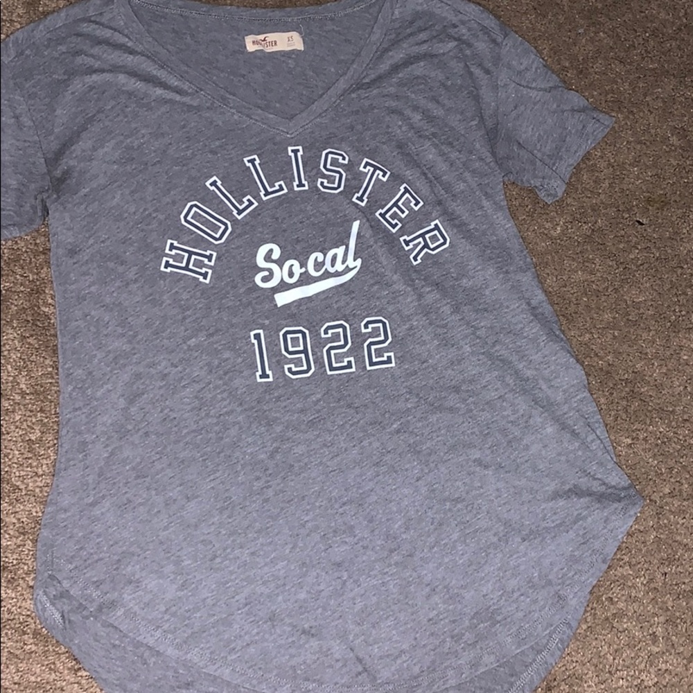 Hollister graphic tee.